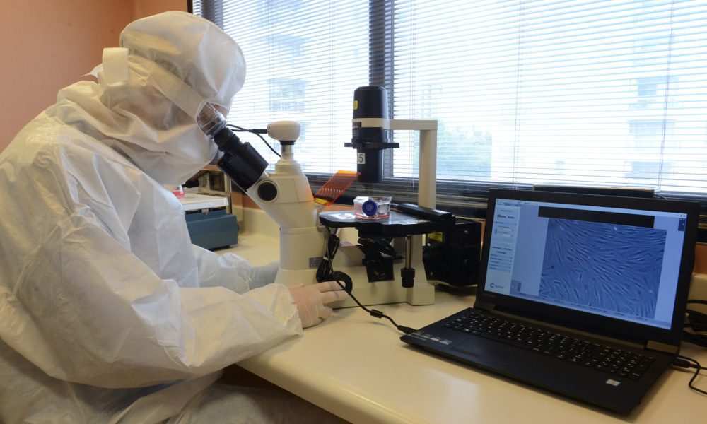 cientifico trabajando