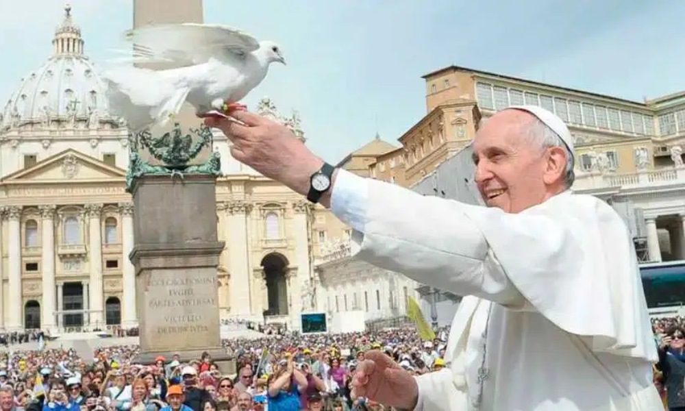 PapaFrancisco-VaticanMedia-paloma-21122021